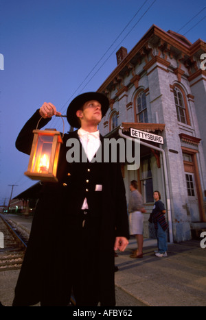 Pennsylvania, PA, Mid Atlantic, Quaker State, Gettysburg Gettysburg Candlelight Tour Guide Laterne in der Nähe des Bahndepots PA069, PA069 Stockfoto