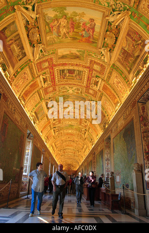 Touristen sehen die aufwendige gewölbte Decke in den Räumen der Karte der Vatikanischen Museen, Rom, Italien. Stockfoto