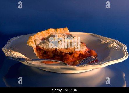 Scheibe hausgemachten Kirschkuchen auf einem weißen Teller. USA. Stockfoto