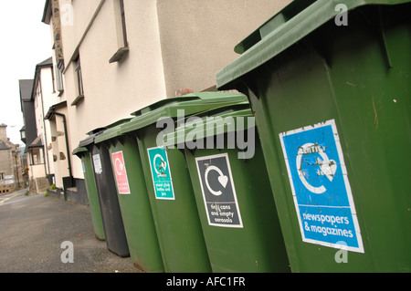 Mann, der Zeitschriften in recycling Bank in Bovey Tracey Devon England Stockfoto