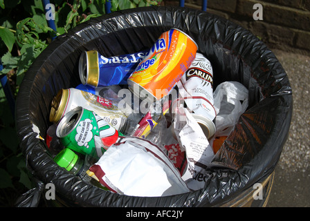 Müll-Lagerplatz, leere Dosen Woking, Surrey, England, Vereinigtes Königreich Stockfoto