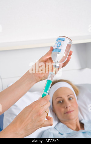 Krankenschwester eine Spritze füllen Stockfoto