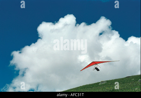 Ein Hängegleiter starten über einen Bergrücken. Öffnen Sie Drachenfliegen Meisterschaft von Russland. Stockfoto