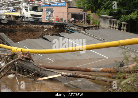 Straßenbrücke in Ludlow weggespült von Überschwemmungen des Flusses Corve in Shropshire, England Stockfoto