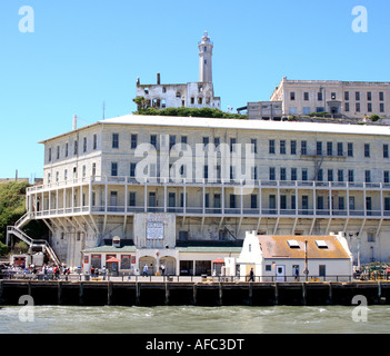 Blick auf den alten Gefängnis und Guard Tower auf Alcatraz-Insel in der Bucht von San Francisco Kalifornien USA Stockfoto