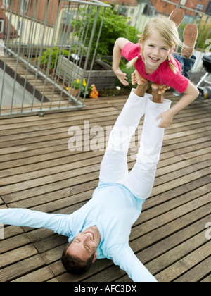 Ausgleichende Tochter Vater auf Füßen Stockfoto