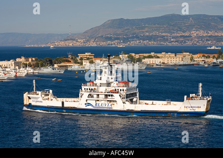 Fähre vorbei Madonnina del Porto Statue Hafen von Messina Insel Sizilien Italien Stockfoto