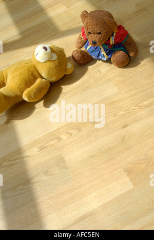 Teddybären auf Holzboden Stockfoto