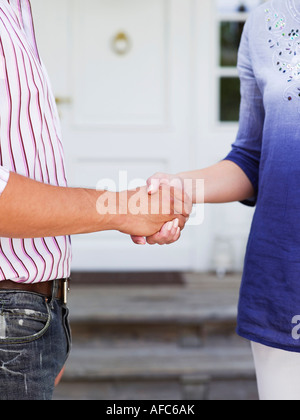 Mann und Frau, die Hände schütteln Stockfoto