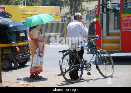 Menschen in eine typische Straßenszene in Mumbai, Indien Stockfoto