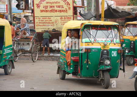 Auto-Rikscha / Tuktuk am Stadtrand von Neu-Delhi, Indien Stockfoto