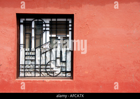 Bunte Fenster des Hauses in Fountainhas Quartier Latin von Panaji, Goa, Indien Stockfoto