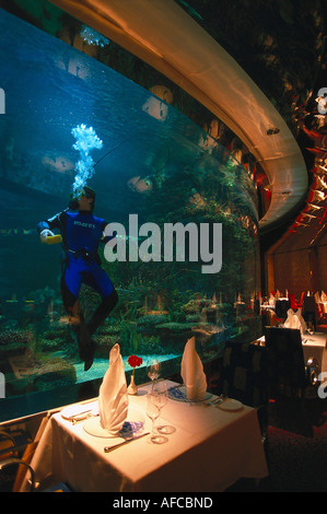 Taucher in das Aquarium, Al Mahara-Fisch-Restaurant, Burj Al Arab Hotel, Dubai, Vereinigte Arabische Emirate Stockfoto