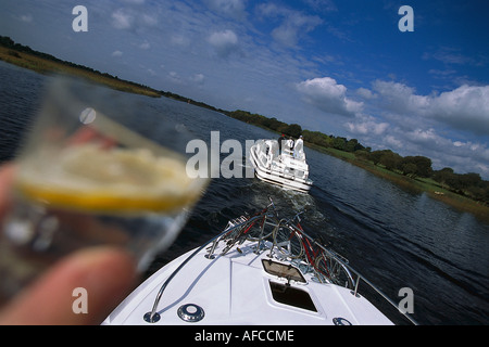 Gin Tonic, Carrick Craft, in der Nähe von Banagher unteren Shannon, Irland Stockfoto