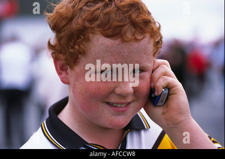 Junge mit Handy, Galway, Irland Stockfoto