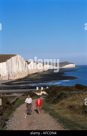 Ehepaar und Hund, sieben Schwestern Klippen in der Nähe von Seaford East Sussex, England Stockfoto