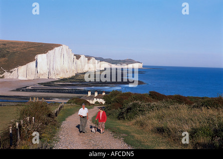 Ehepaar und Hund, sieben Schwestern Klippen in der Nähe von Seaford East Sussex, England Stockfoto