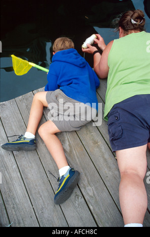 Maine, ME, Neuengland, im Osten, Boothbay Harbor Public Dock, Familie Familien Eltern Eltern Kind Kinder, Mutter Mutter Mutter Mutter, Vater Vater Vater, Krabbenfischen ME089, Besucher Stockfoto