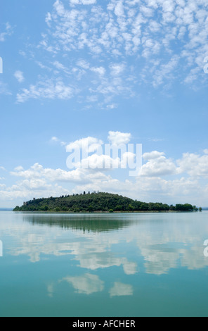 Reflexion der Isola Maggiore und Minore und Sommerhimmel mit Wolken in den stillen Wassern des Lago Trasimeno in Umbrien, Italien Stockfoto