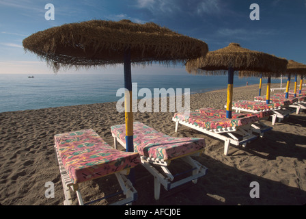 Spanien, Europa, Europa, Spanien, Mittelmeerküste, Costa del Sol, Benalmadena, Vermietung von Stühlen und Sonnenschirmen am öffentlichen Strand, Sand, Sonnenbaden, Urlaub, Spa017 Stockfoto