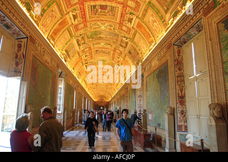 Touristen sehen die aufwendige gewölbte Decke in den Räumen der Karte der Vatikanischen Museen, Rom, Italien. Stockfoto