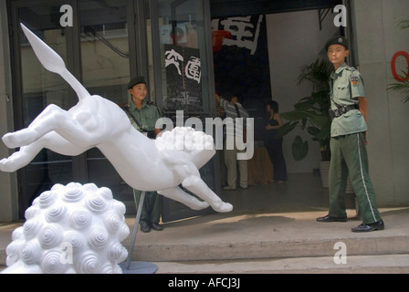 Peking CHINA, chinesische zeitgenössische Kunst in '798 Art' im Bezirk Chaoyang, Skulptur der Weißen Löwen, mit Kindersicherung Stockfoto