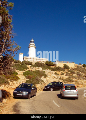 Touristen, die die Bergstraßen bis zum Leuchtturm Cap de Formentor Tramuntana Region Mallorca Balearen Spanien Stockfoto