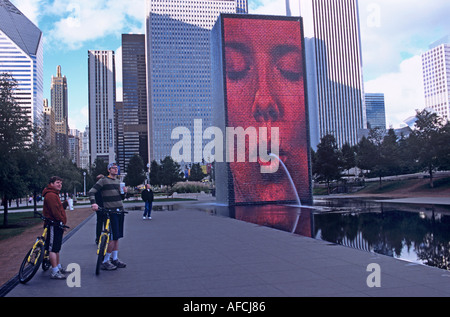 Tageslicht schwindet doch Chicago Gesichter Lächeln und speien Wasser aus zwei Glas-Blöcke bilden die Millennium Park Crown Fountain Stockfoto