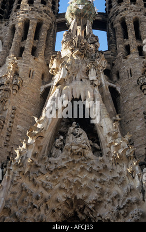 Detail in der östlichen Krippenfassade der Kathedrale Sagrada Familia von Antoni Gaudí Barcelona Stockfoto