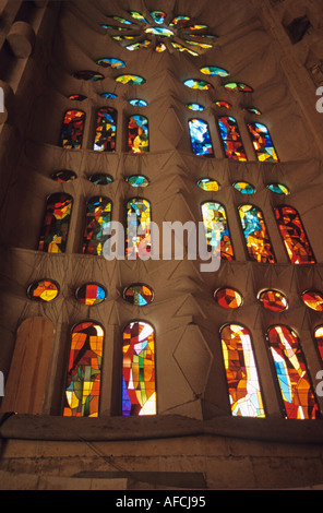 Ein Glasfenster in Antoni Gaudís Kathedrale Sagrada Familia in Barcelona Stockfoto