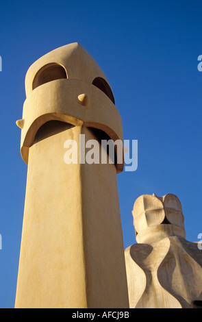 Bizarre Schornsteine ragen vom Dach der Casa Battló, Antoni Gaudís modernistischen Apartment-Gebäude in Barcelona Stockfoto