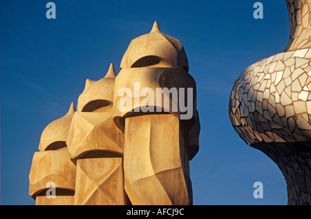 Bizarre Schornsteine ragen vom Dach der Casa Battló, Antoni Gaudís modernistischen Apartment-Gebäude in Barcelona Stockfoto