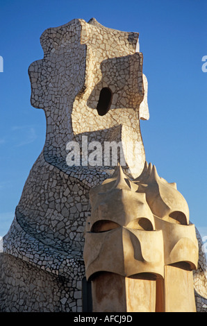 Charakteristische Formen durchquert und Schornsteine ragen vom Dach der Casa Battló, Antoni Gaudís markante Mehrfamilienhaus in Barcelona Stockfoto