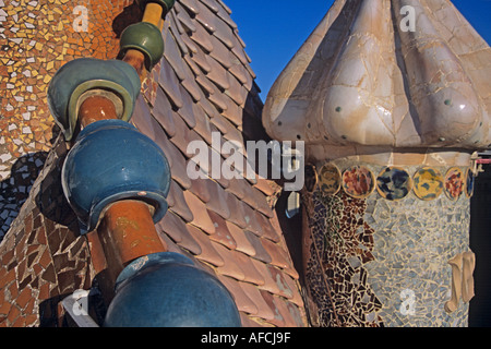 Charakteristische Formen durchquert und Schornsteine ragen aus dem Dach des modernistischen Appartementhaus Casa Battló Antoni Gaudí in Barcelona Stockfoto