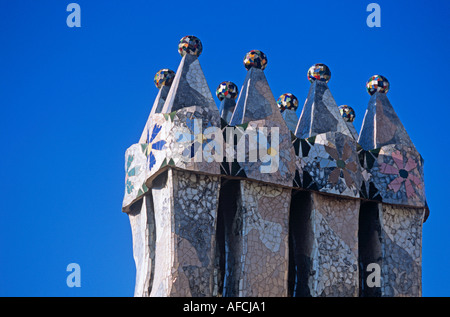 Bizarre Schornsteine ragen vom Dach der Casa Battló, Anton Gaudís modernistischen Apartment-Haus in Barcelona Stockfoto