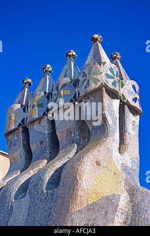 Bizarre Schornsteine ragen vom Dach der Casa Battló, Antoni Gaudís modernistischen Apartment-Gebäude in Barcelona Stockfoto