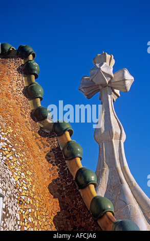 Bizarre Formen durchquert und Schornsteine ragen aus dem Dach des modernistischen Wohnhaus Casa Battló Antoni Gaudí in Barcelona Stockfoto