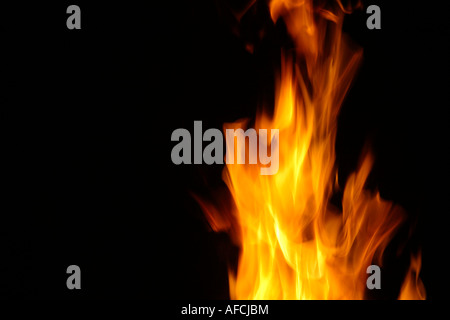 Flammen auf schwarzem Hintergrund. Stockfoto