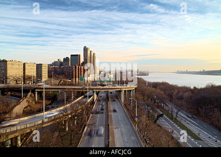 Blick vom Washington Brücke Gehweg (181 Street) Blick nach Süden in Richtung Manhattan. Stockfoto
