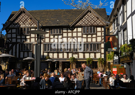 Sinclairs Oyster Bar und das alte Wellington Inn am Dom Tore Manchester Stockfoto