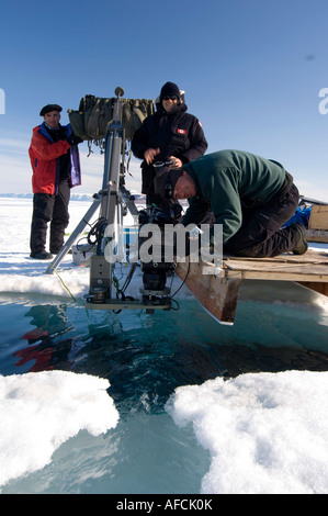 Film Crew in hohen arktischen Frühling + 35mm Aaton Kamera, Gib Arm arbeiten. Disneynature/Galatee Filme Oceans Film, hinter den Kulissen Stockfoto