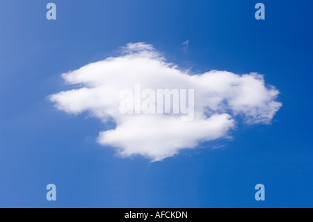 Einsame Wolke am blauen Himmel. Stockfoto