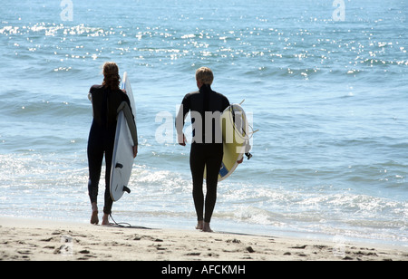 Ein Paar geht Surfen, Afife Beach, Nord-Portugal, Europa Stockfoto