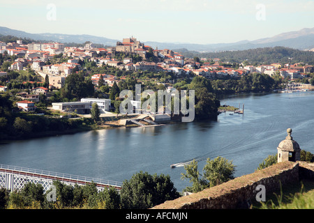 Ein Blick über den Fluss Minho von Valenca do Minho in Portugal, in die Stadt der Tui in Spanien Stockfoto