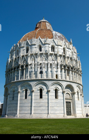 Das Baptisterium der Kathedrale von Pisa (direkt neben dem schiefen Turm von Pisa) Stockfoto