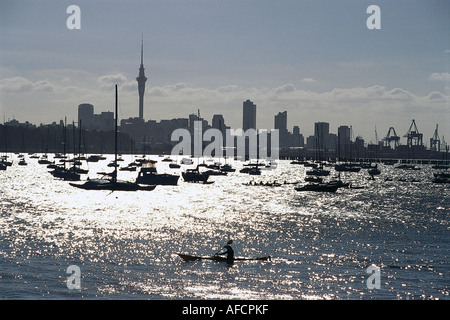 Yachten & Skyline, Okahu Bay Auckland, Neuseeland Stockfoto