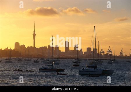 Seekajaks & Sonnenuntergang Skyline, Okahu Bay Auckland, Neuseeland Stockfoto