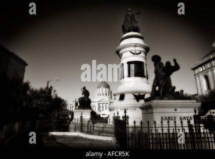 Die Pioniere Denkmal (1894) und Rathaus (1913-1915). Civic Center von San Francisco. California State. USA. Stockfoto