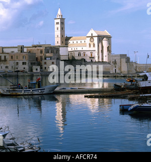 Geographie/Reise, Italien, Apulien/Apulien, Provinz Bari, Trani, Kirchen, Kathedrale San Nicola Pellegrino, erbaut 1097 - 1186, Außenansicht, mit Hafen, Stockfoto