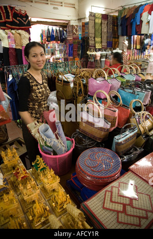 Shop Assistant bei Tasche stand auf dem Markt Talat Sao Vientiane Laos Stockfoto